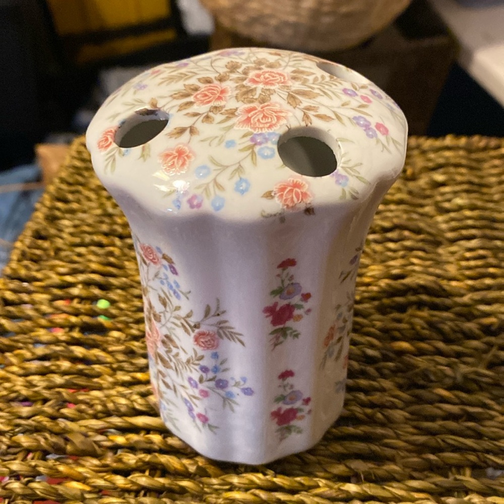 Flower toothbrush holder